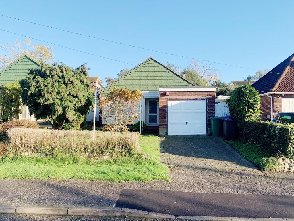 Lot: 101 - DETACHED BUNGALOW FOR IMPROVEMENT - Detached bungalow with driveway and garage